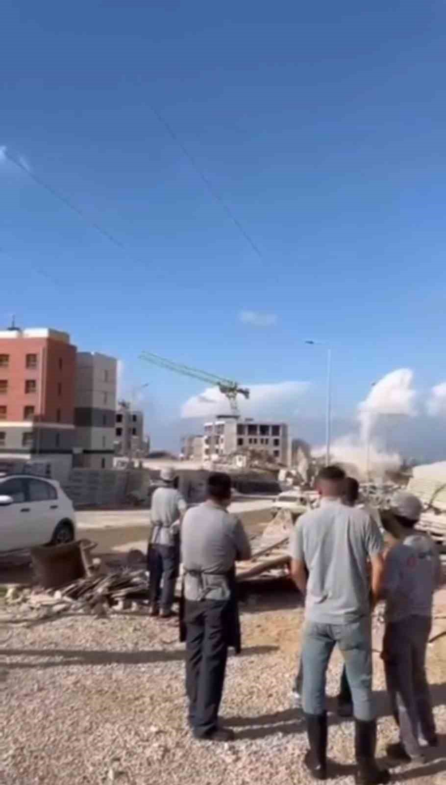 Dinamitle gerçekleştirilen patlatmada kule vinç yıkıldı, o anlar kamerada