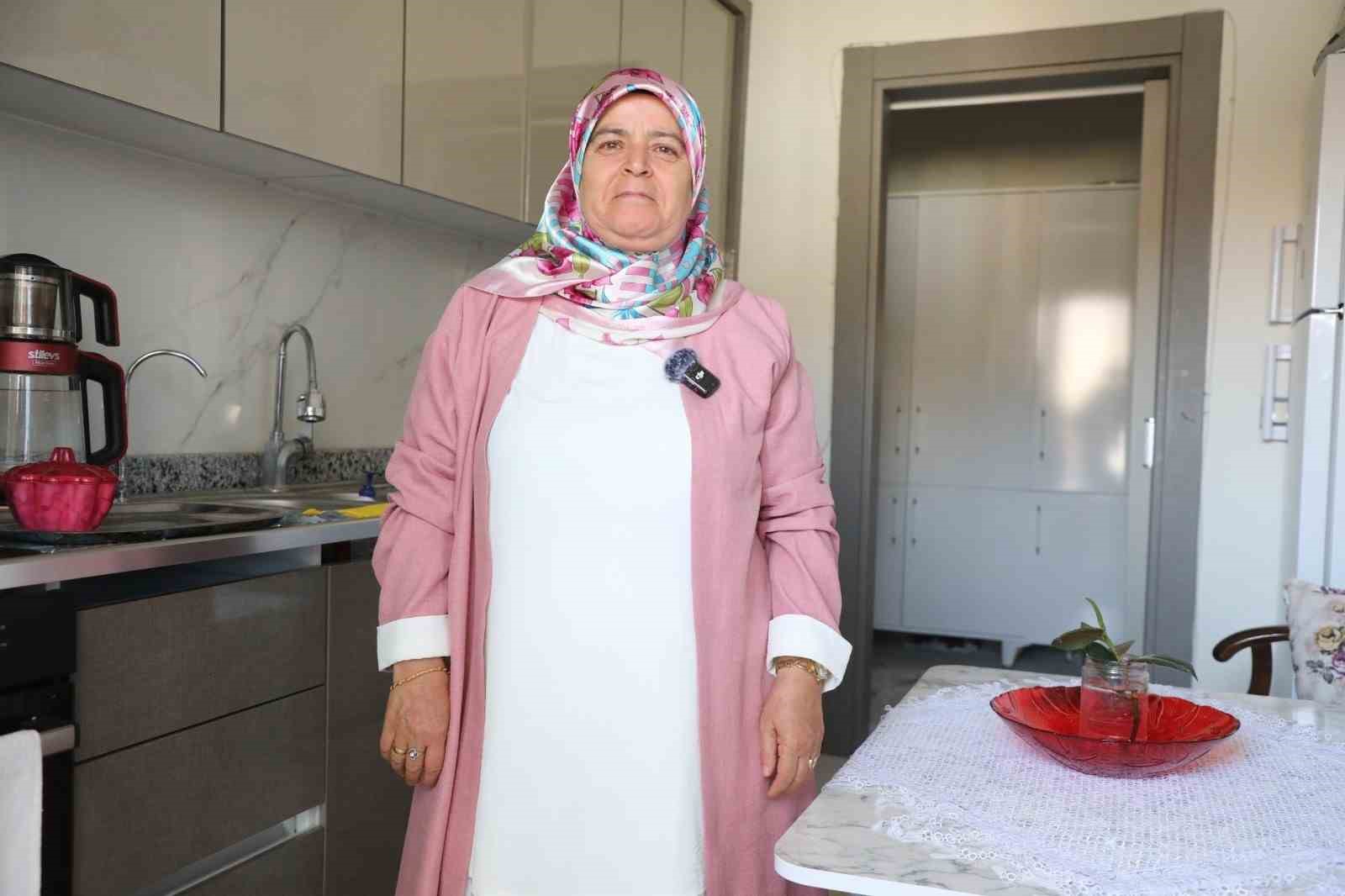 Depremde evleri yıkılan aile, yeni yuvalarında ikinci baharlarına başladılar
