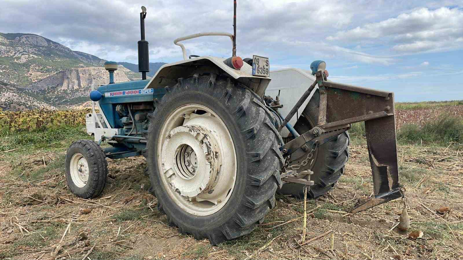 Söke Ovası’nda 52 yıllık traktör zamana meydan okuyor