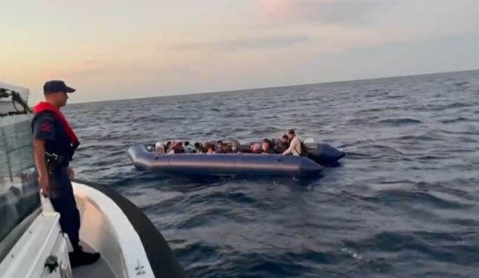 İzmir’de 138 düzensiz göçmen ve 2 göçmen kaçakçısı yakalandı
