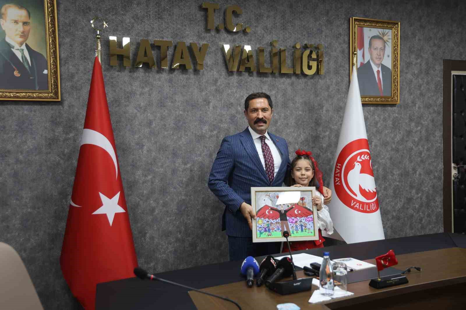 ’TEKNOFEST Mavi Vatan’ yarışmasında birinci olan minik ressam Asya, Valiyi resmettiği çalışmasında gönülleri fethetti