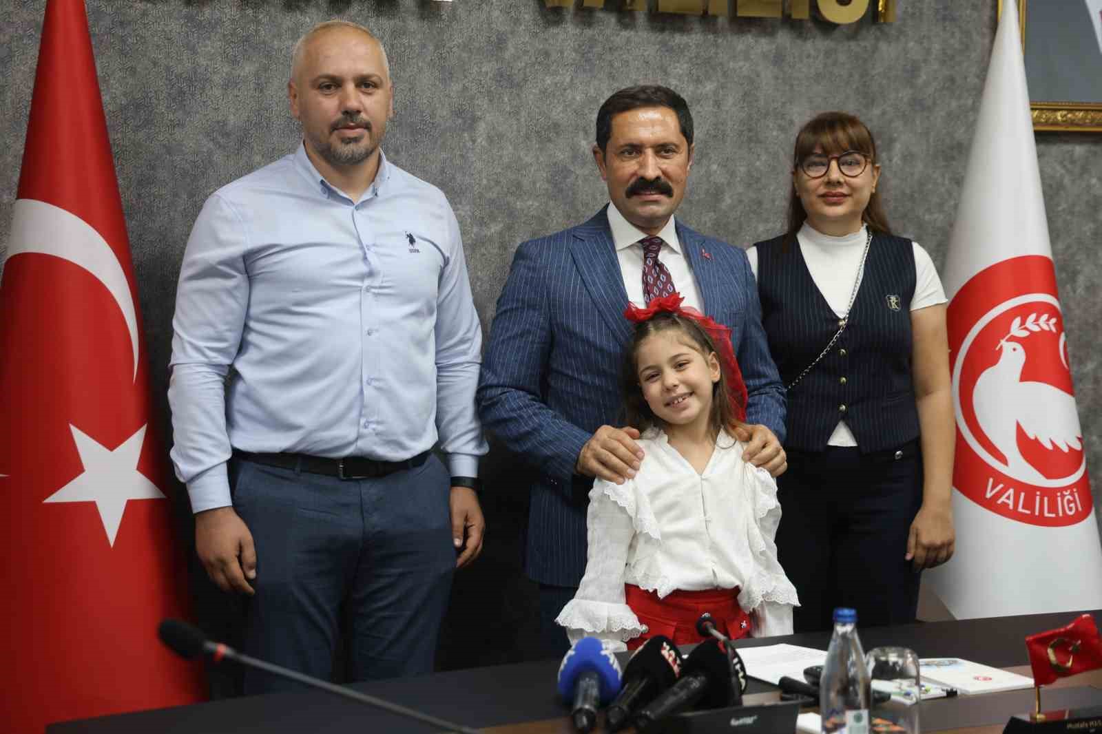 &rsquo;TEKNOFEST Mavi Vatan&rsquo; yarışmasında birinci olan minik ressam Asya, Valiyi resmettiği &ccedil;alışmasında g&ouml;n&uuml;lleri fethetti
