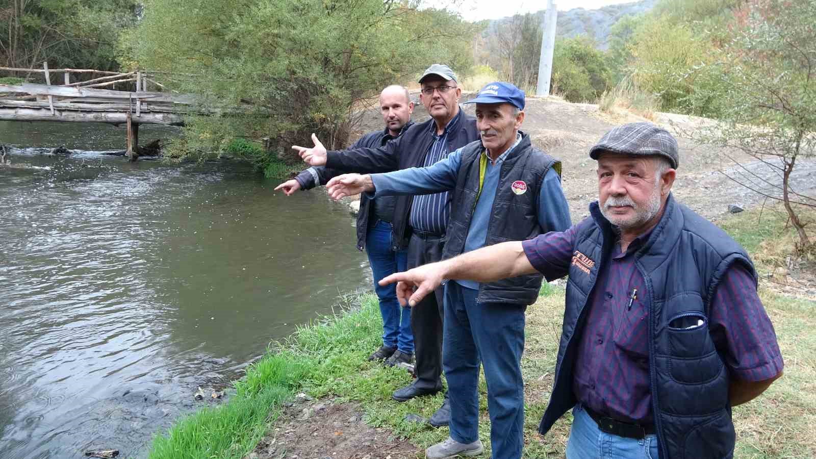 Porsuk Çayı’ndaki kirlilik köylüleri mağdur ediyor