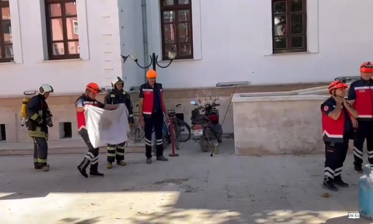 Tarihi h&uuml;k&uuml;met konağında ger&ccedil;eği aratmayan yangın tatbikatı
