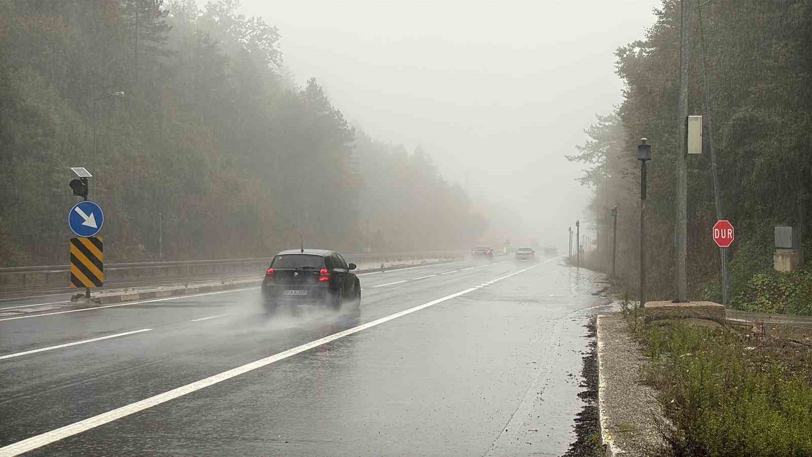 Bolu Dağı’nda sis ve sağanak görüş mesafesini düşürdü