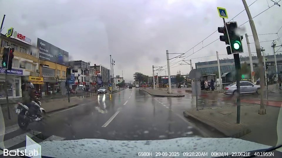 Bursa&rsquo;da motosikletli yağışlı havada drift attı, yere kapaklandı