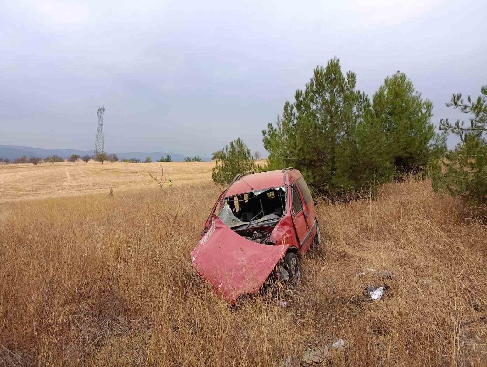 Kontrolden çıkan hafif ticari araç tarlaya uçarken, sürücüsü yaralandı
