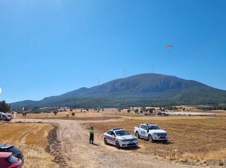 Bilecik&rsquo;te yama&ccedil; paraş&uuml;t&uuml; etkinliği g&uuml;venlik &ouml;nlemleriyle tamamlandı
