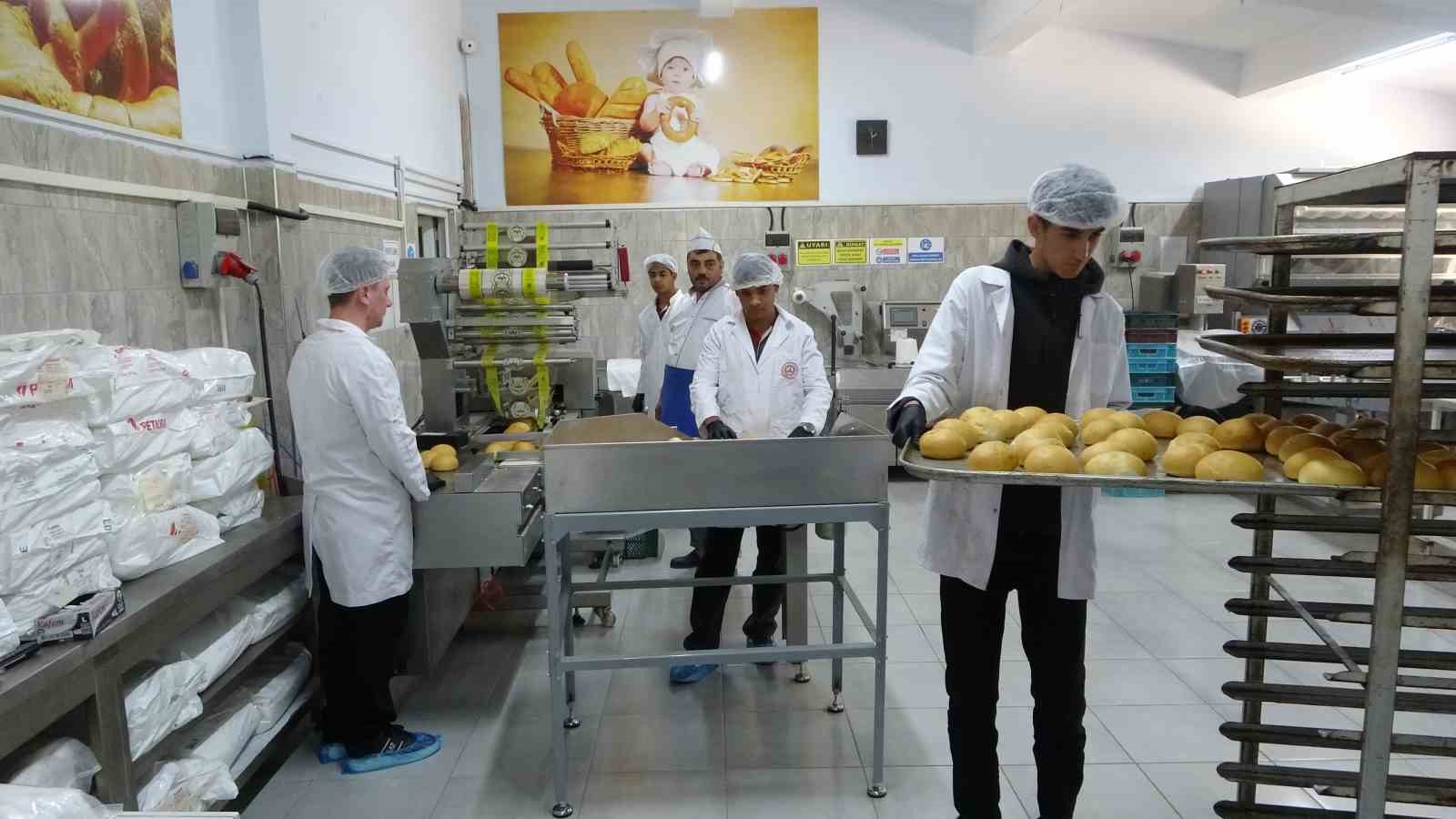 Meslek lisesinde ekmek &uuml;retimi, gen&ccedil; ustalar iş başında
