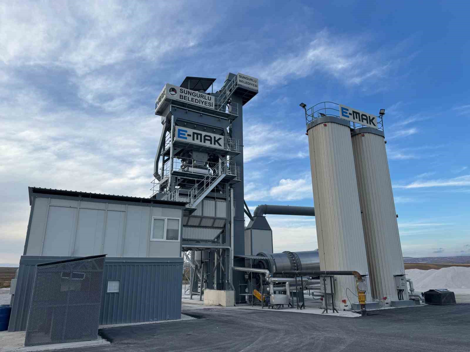 Sungurlu’da asfalt tesisi açıldı, halk ekmek fabrikasının temeli atıldı