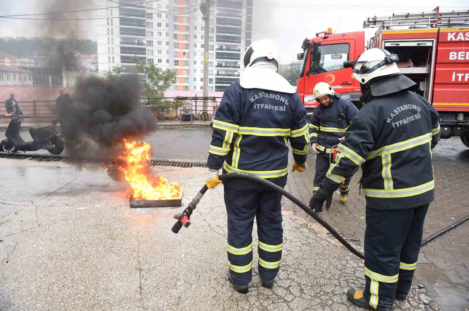 Yangın ihbarına giden itfaiyecileri pastayla karşıladılar