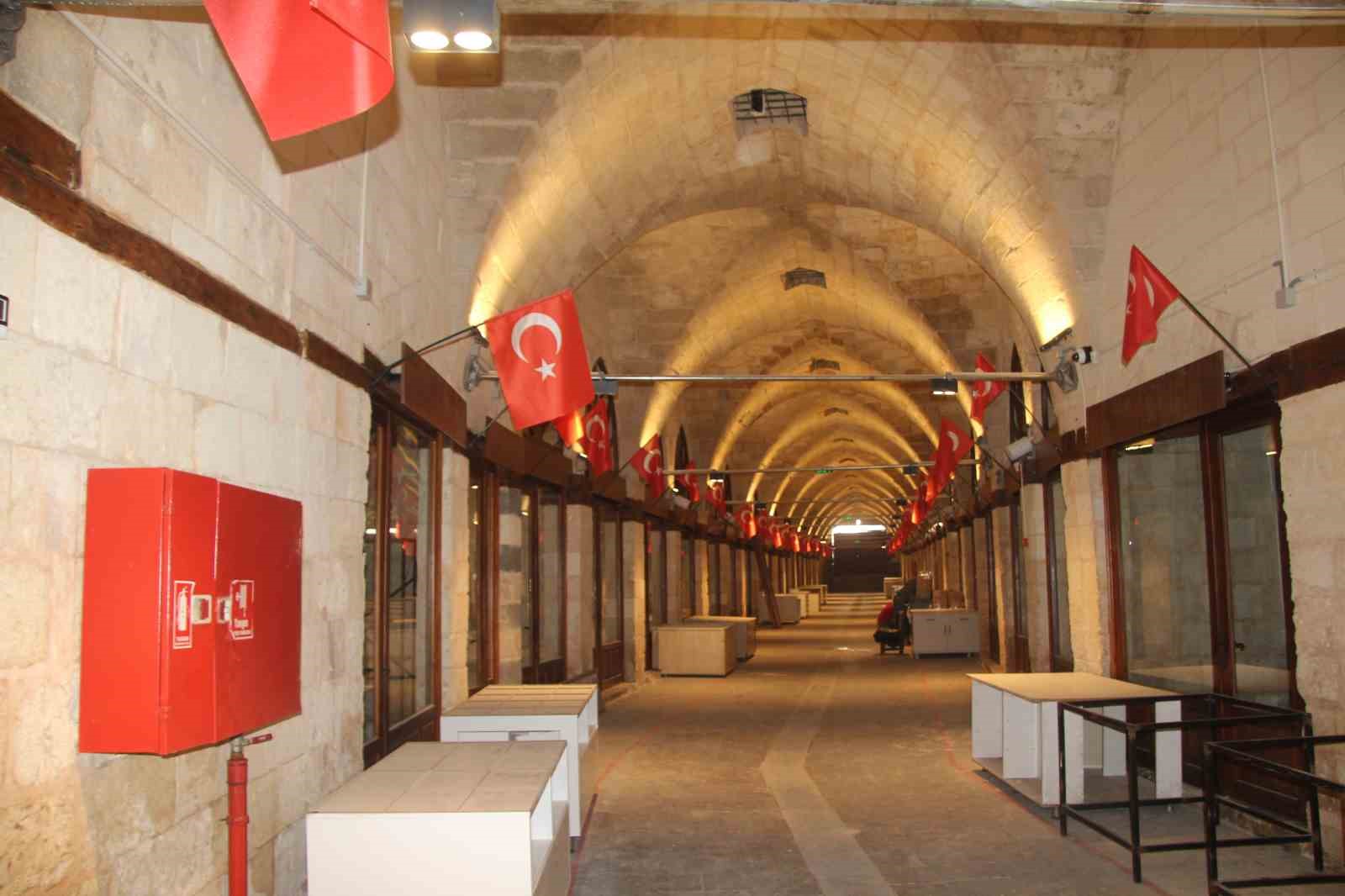 300 yıllık Zincirli Bedesten esnafı iş yerlerine kavuştu
