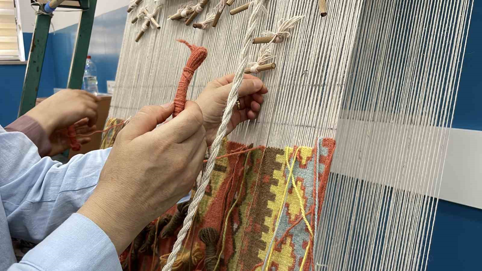 Makineyle bir günde üretilirken, alıcılar el işçiliği kilimler için 1 yıl beklemeyi göze alıyor