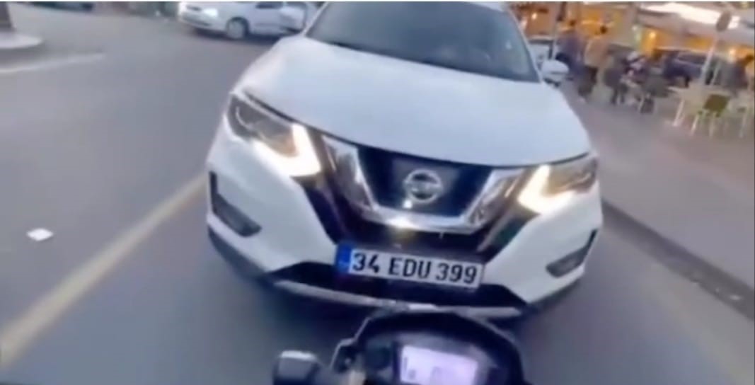 Ters yöne girip motorcunun üstüne sürdü: Tekirdağ’da otomobil sürücüyle motorcu arasında tartışma saniye saniye kameralara yansıdı
