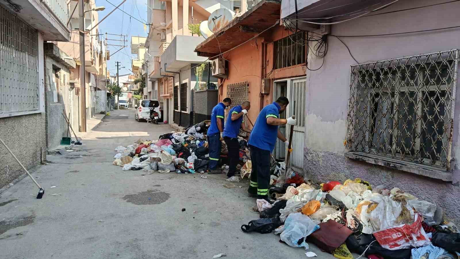 Adana’da çöp evden 2 kamyonet atık çıktı
