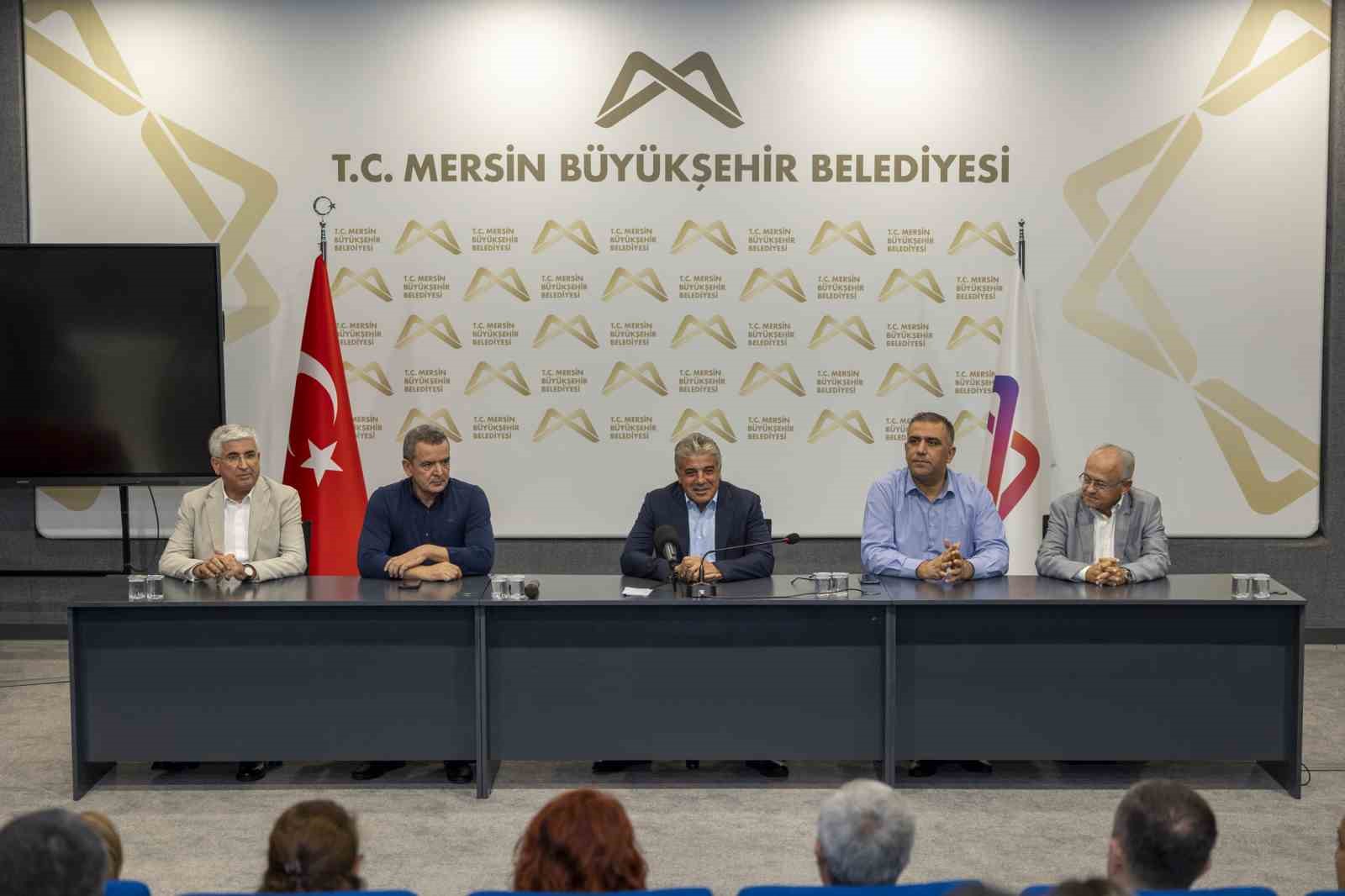 Mersinde grevde ykselen personele plaket ve teekkr belgesi
