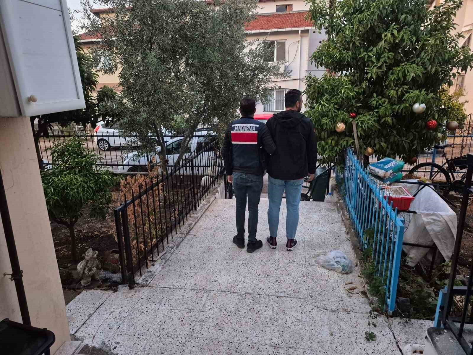 İzmir merkezli 16 ilde FET&Ouml; operasyonu: 35 g&ouml;zaltı
