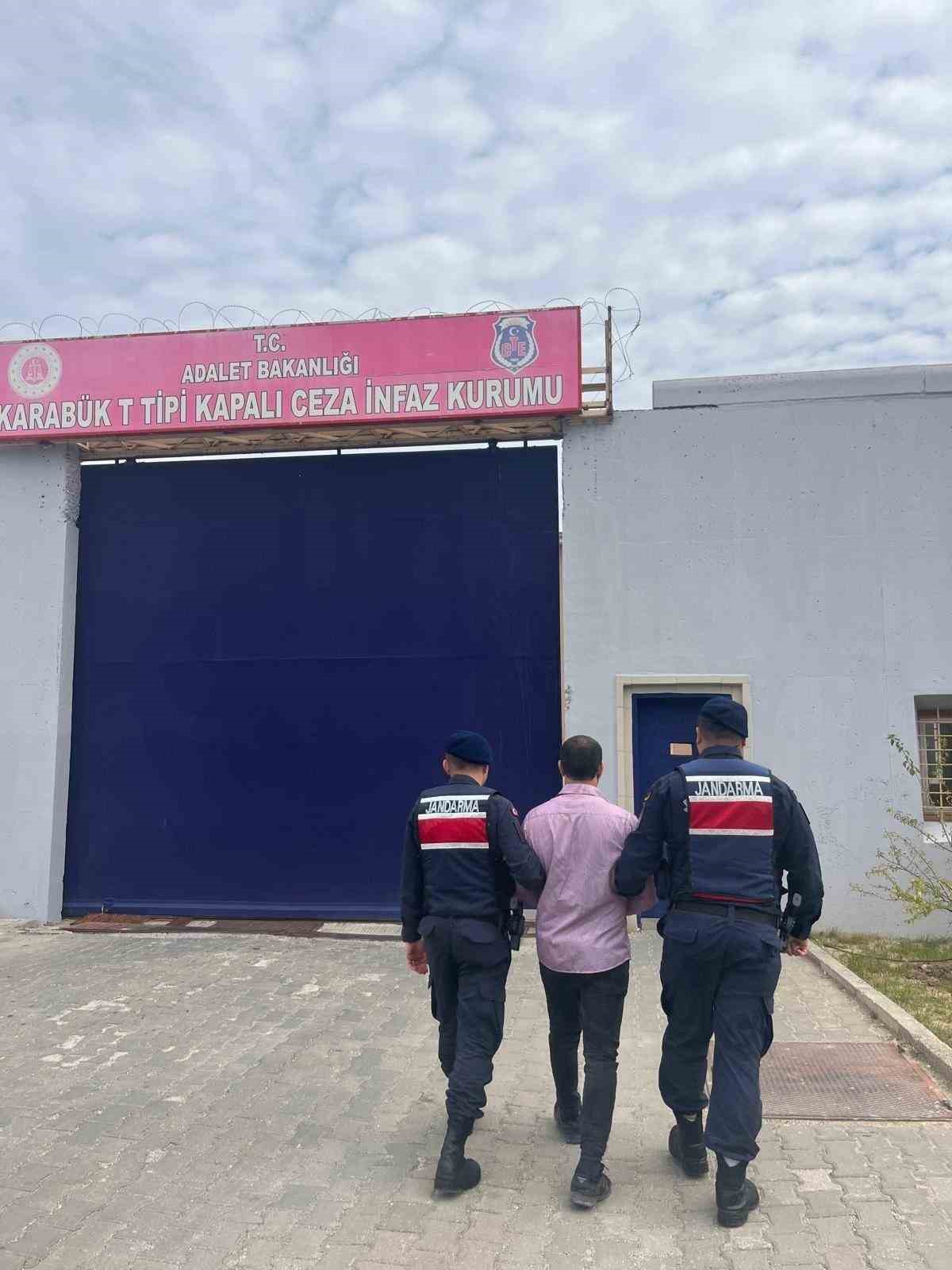 Cezaevi firarisi camide uyurken yakalandı
