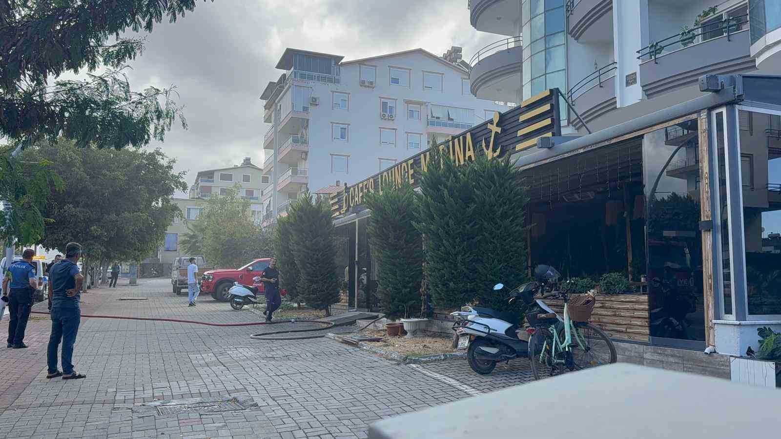 Gazipaşa&rsquo;da kafe bacasındaki yangını itfaiye ekipleri s&ouml;nd&uuml;rd&uuml;
