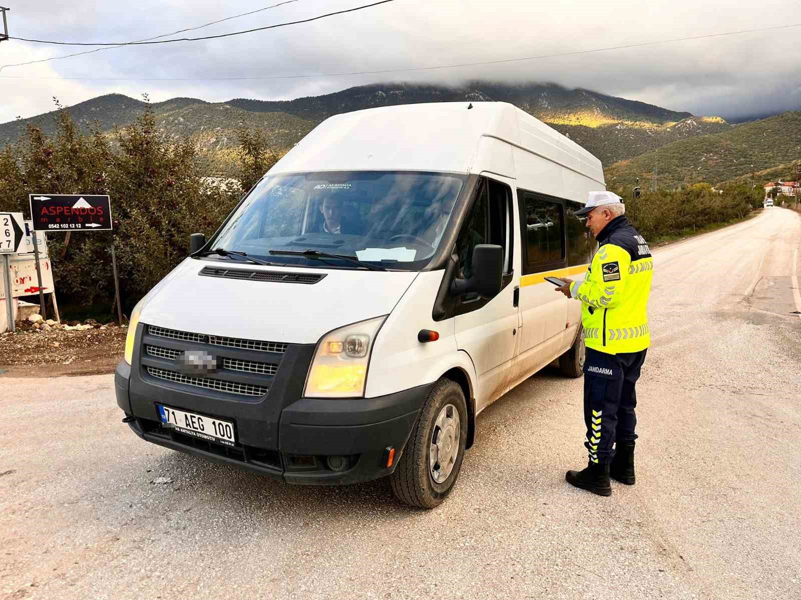 Eğirdir’de kurallara uymayan 2 işçi servisine cezai işlem uygulandı