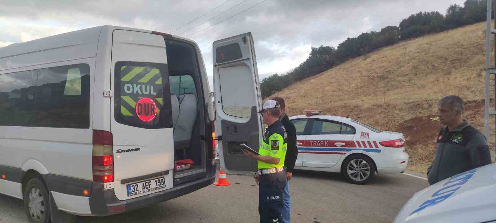 Eğirdir&rsquo;de kurallara uymayan 2 iş&ccedil;i servisine cezai işlem uygulandı
