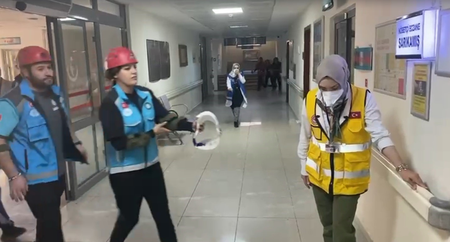 Sarıkamış Devlet Hastanesi’nde yangın tatbikatı gerçeği aratmadı