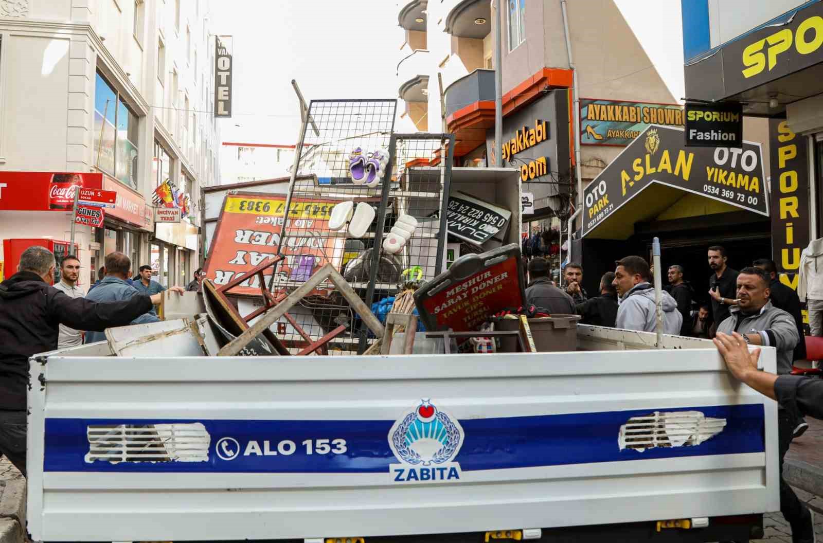 Zabıta ekipleri kaldırımlara bırakılan ürünleri topladı