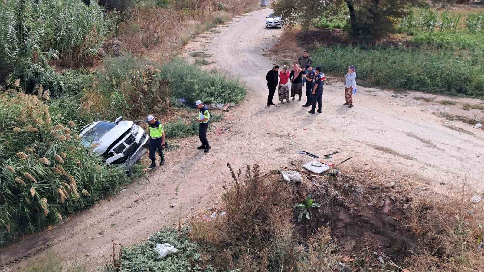 Balıkesir’de otomobil dere kenarına uçtu; 2 yaralı
