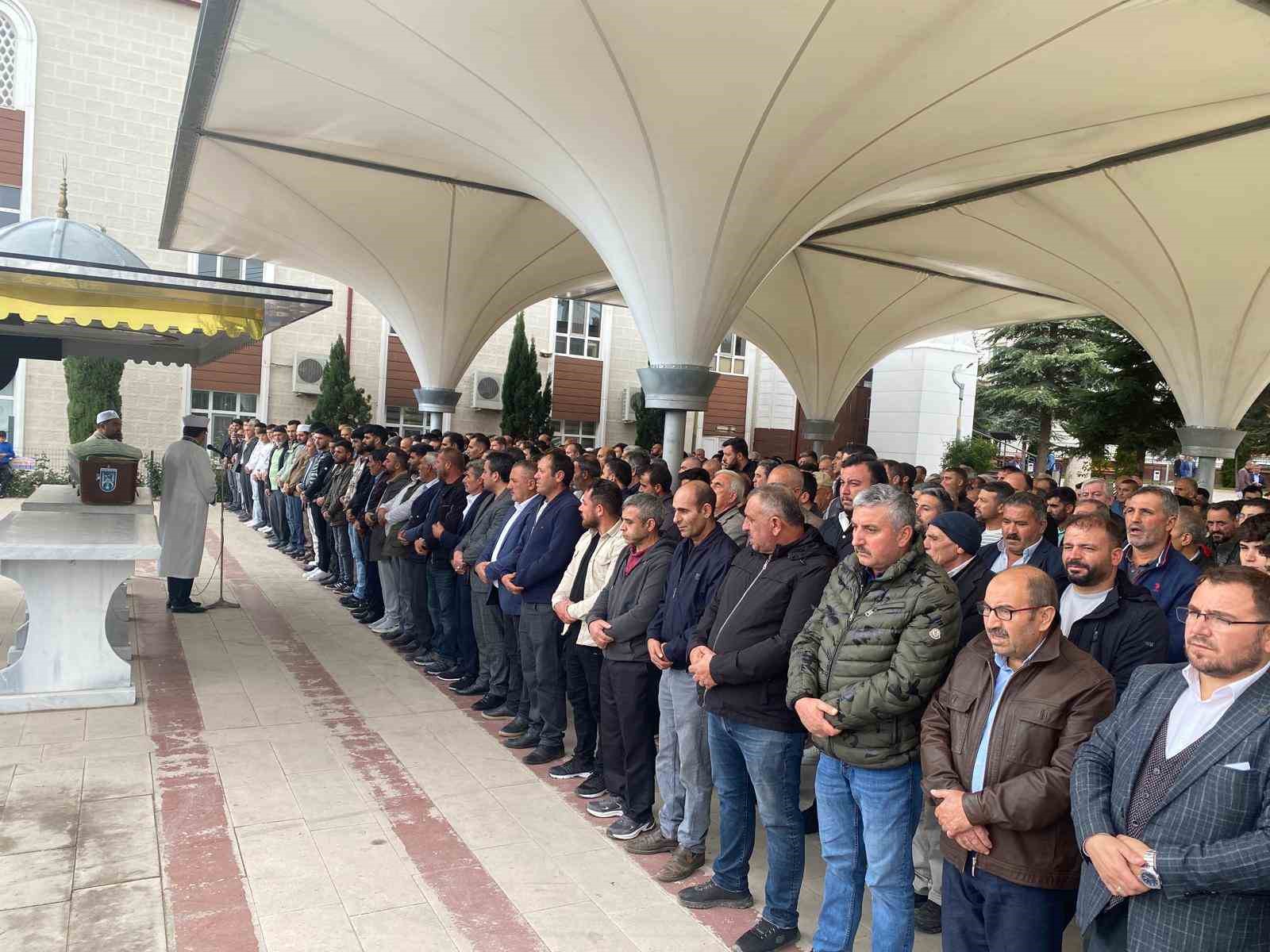 Tankere çarpan otomobilde hayatını kaybeden şahıs son yolcuğuna uğurlandı
