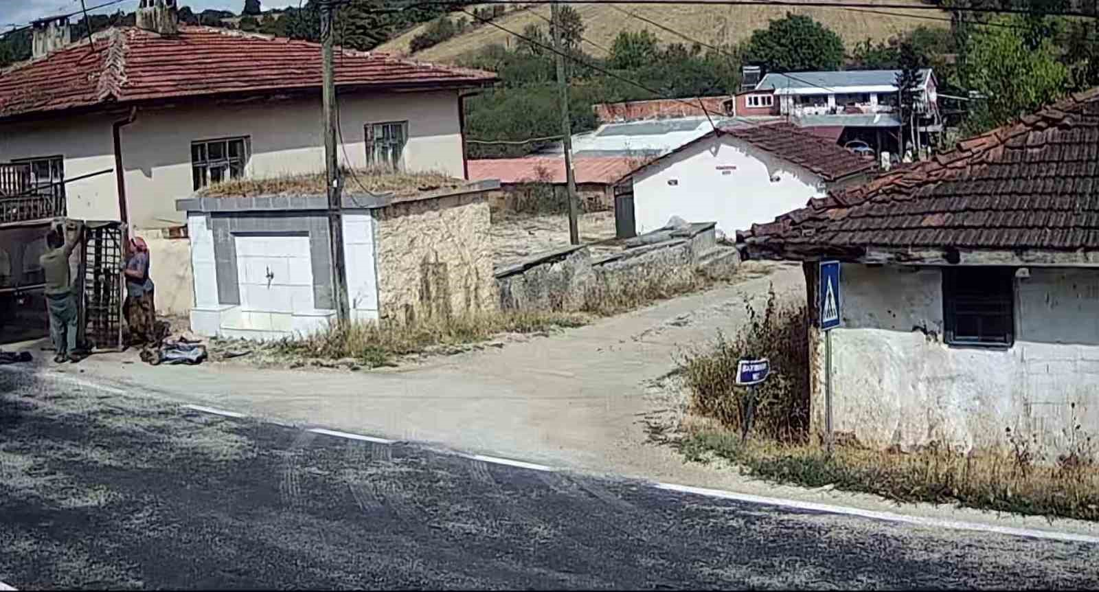 Hurdacılar köy meydanını çöplüğe çevirdi