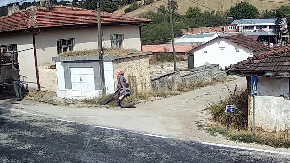 Hurdacılar k&ouml;y meydanını &ccedil;&ouml;pl&uuml;ğe &ccedil;evirdi
