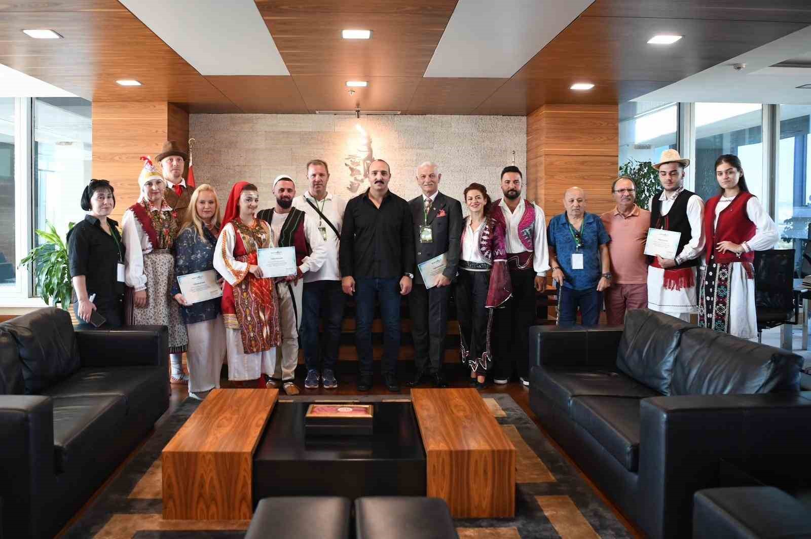 Halk danslarının kalbi Konyaaltı’nda attı