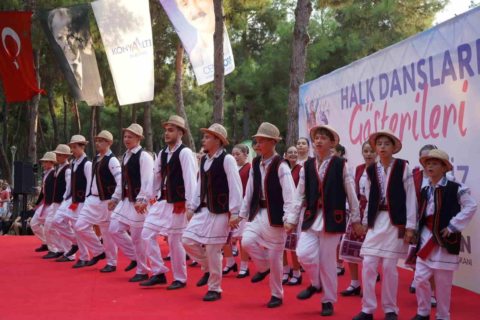 Halk danslarının kalbi Konyaaltı&rsquo;nda attı
