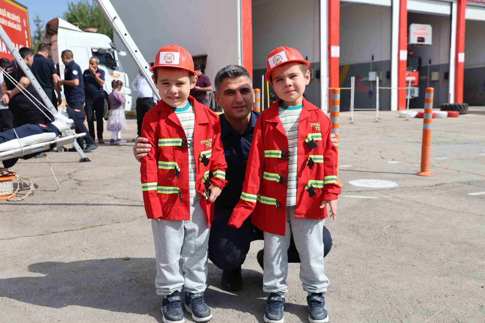 Elazığ&rsquo;da &ouml;ğrenciler, itfaiye eğitimlerinde ter d&ouml;kt&uuml;
