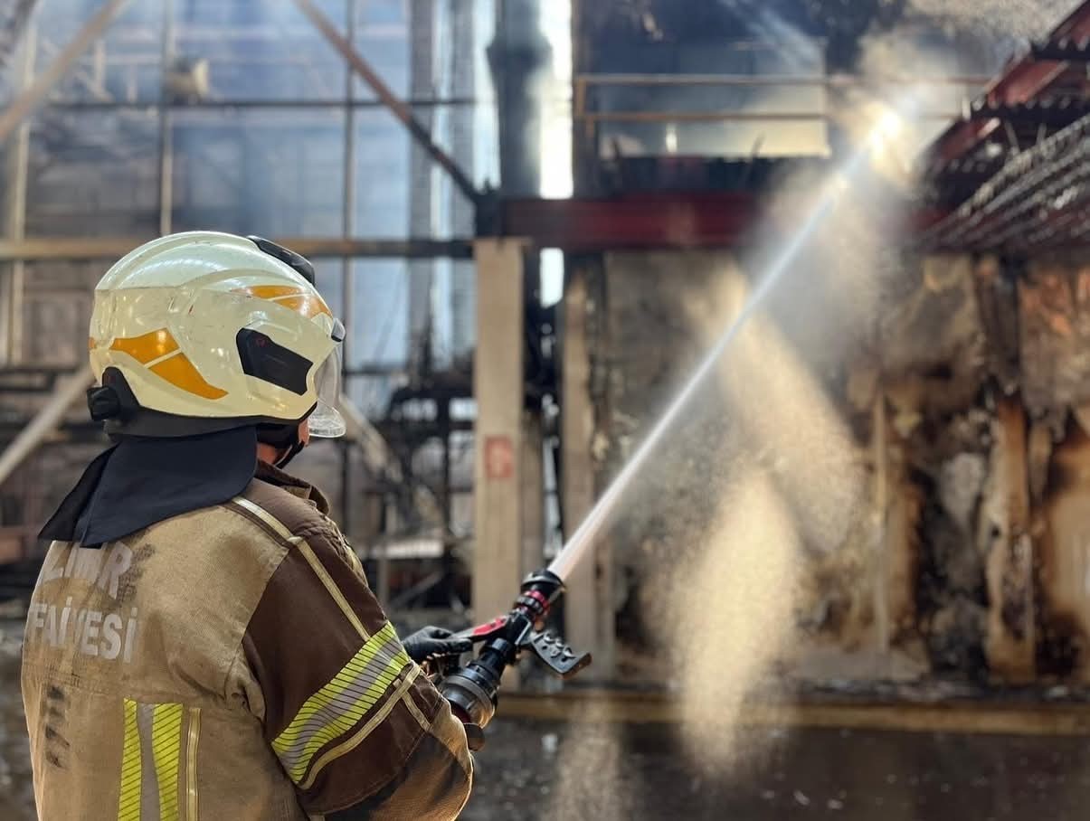 İzmir&rsquo;de fabrikada korkutan yangın

