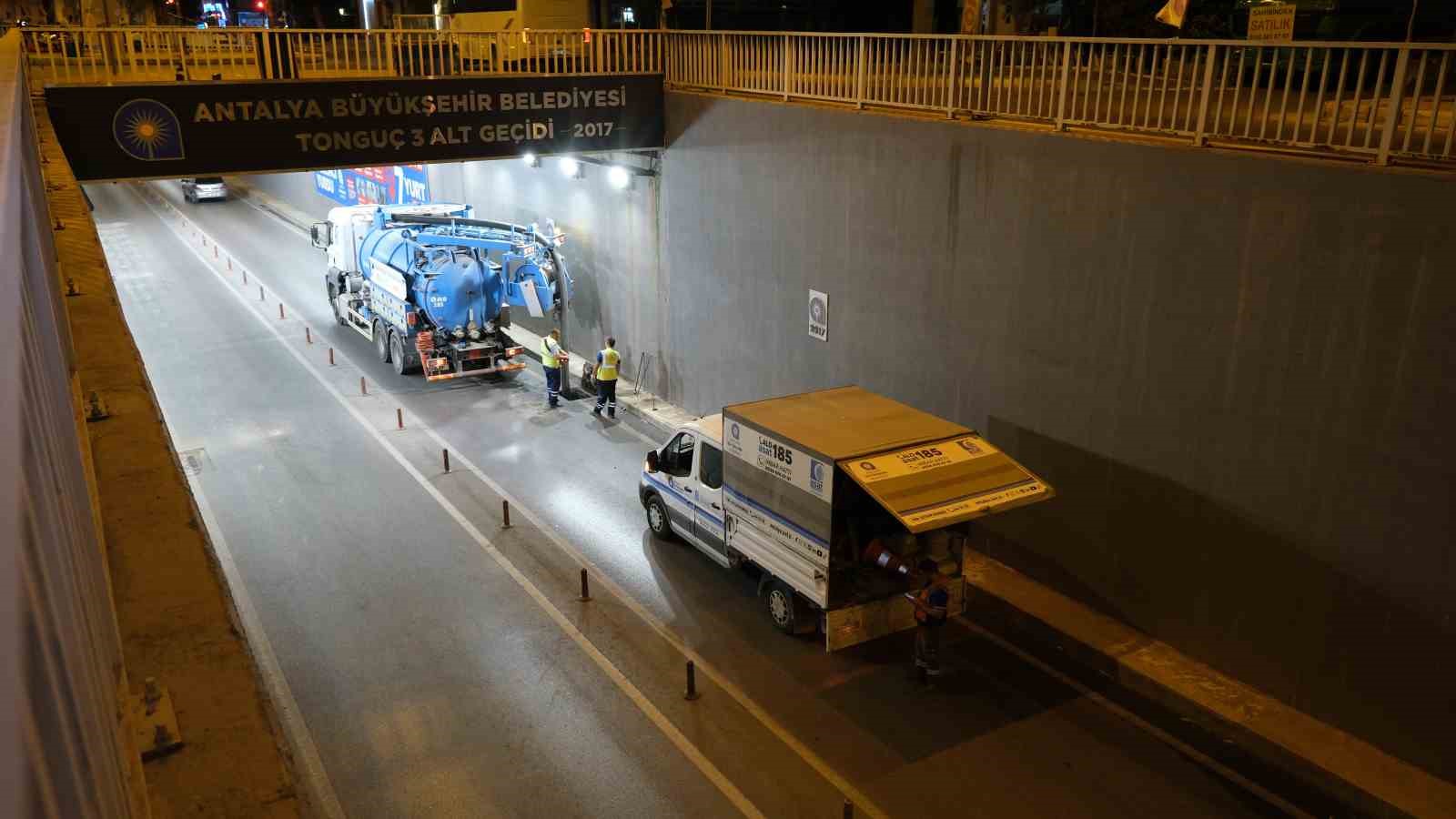 ASAT&rsquo;tan altge&ccedil;itlerde gece mesaisi: Yağmursuyu hatları temizleniyor
