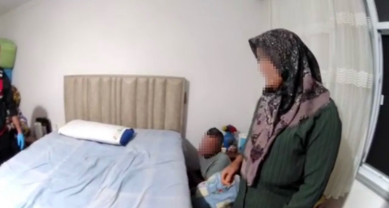 3 yıldır aranan şahıs evinde saklandığı bazanın yanında yakalandı: O anlar kamerada