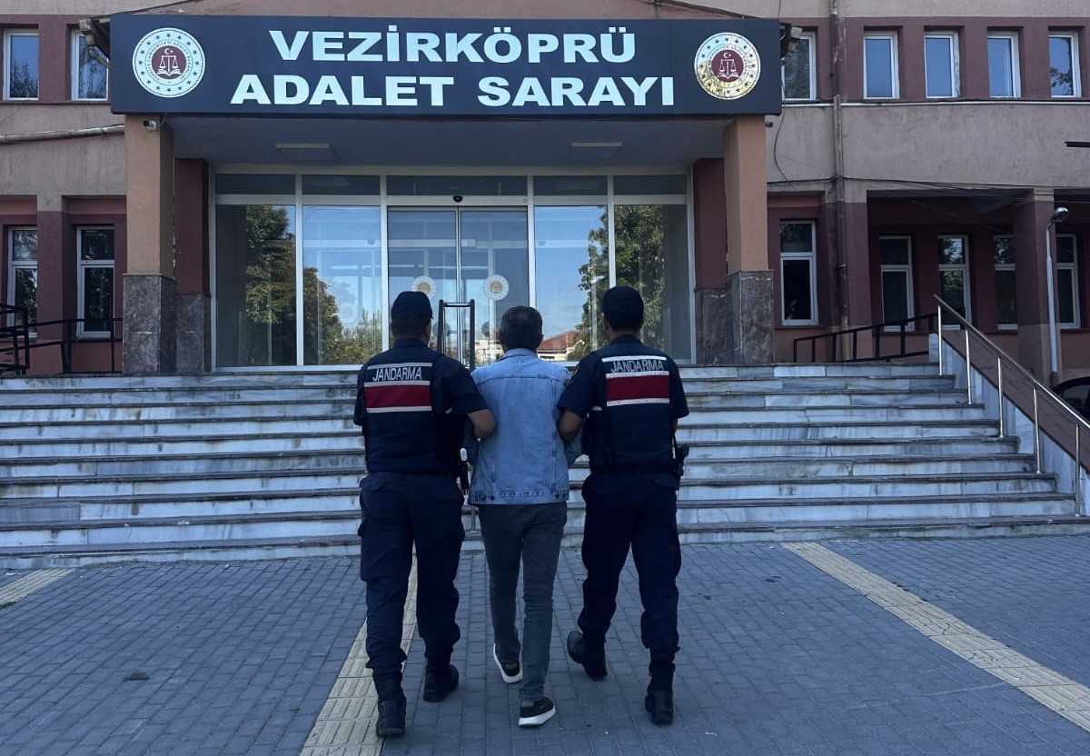 3 yıldır aranan şahıs evinde saklandığı bazanın yanında yakalandı: O anlar kamerada
