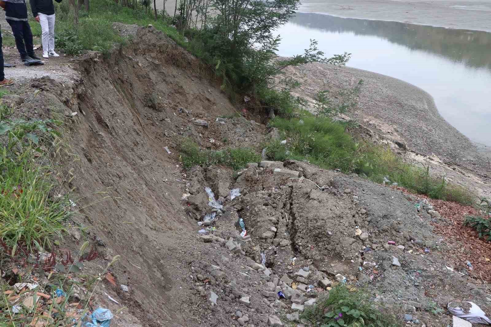 Barajdaki su seviyesi d&uuml;şt&uuml;, kıyıda &ccedil;atlaklar oluştu
