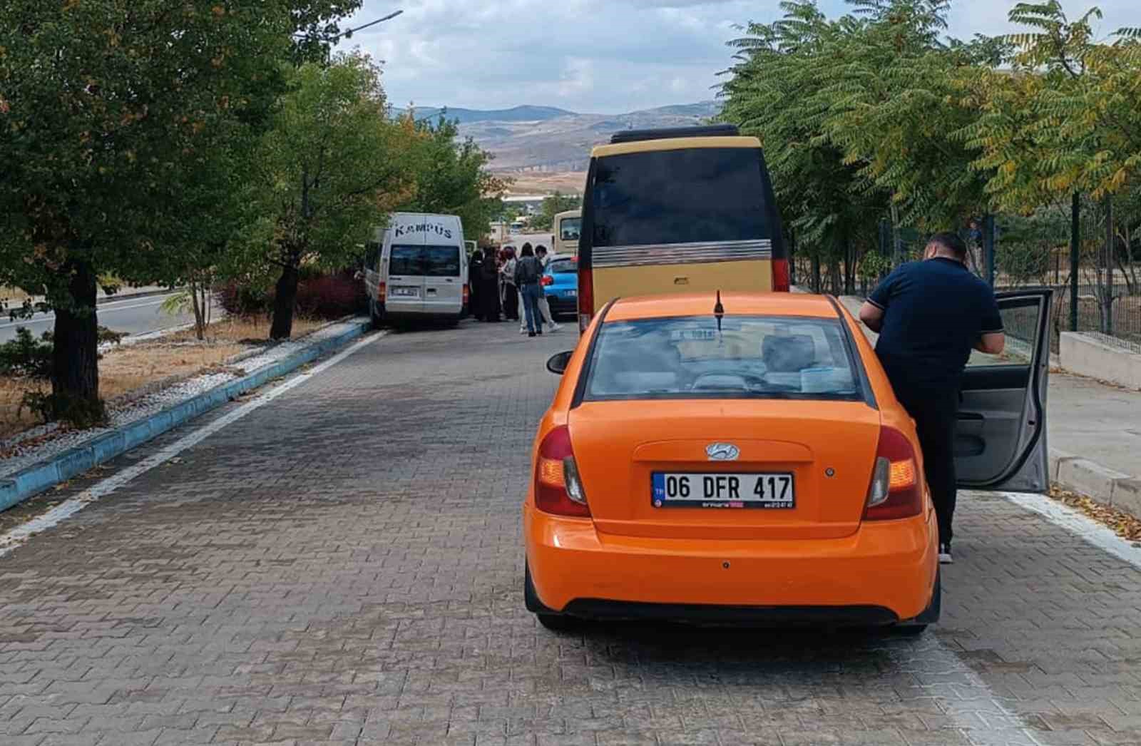 Kırıkkale&rsquo;de dolmuş ağaca &ccedil;arptı: 13 &uuml;niversite &ouml;ğrenicisi yaralı
