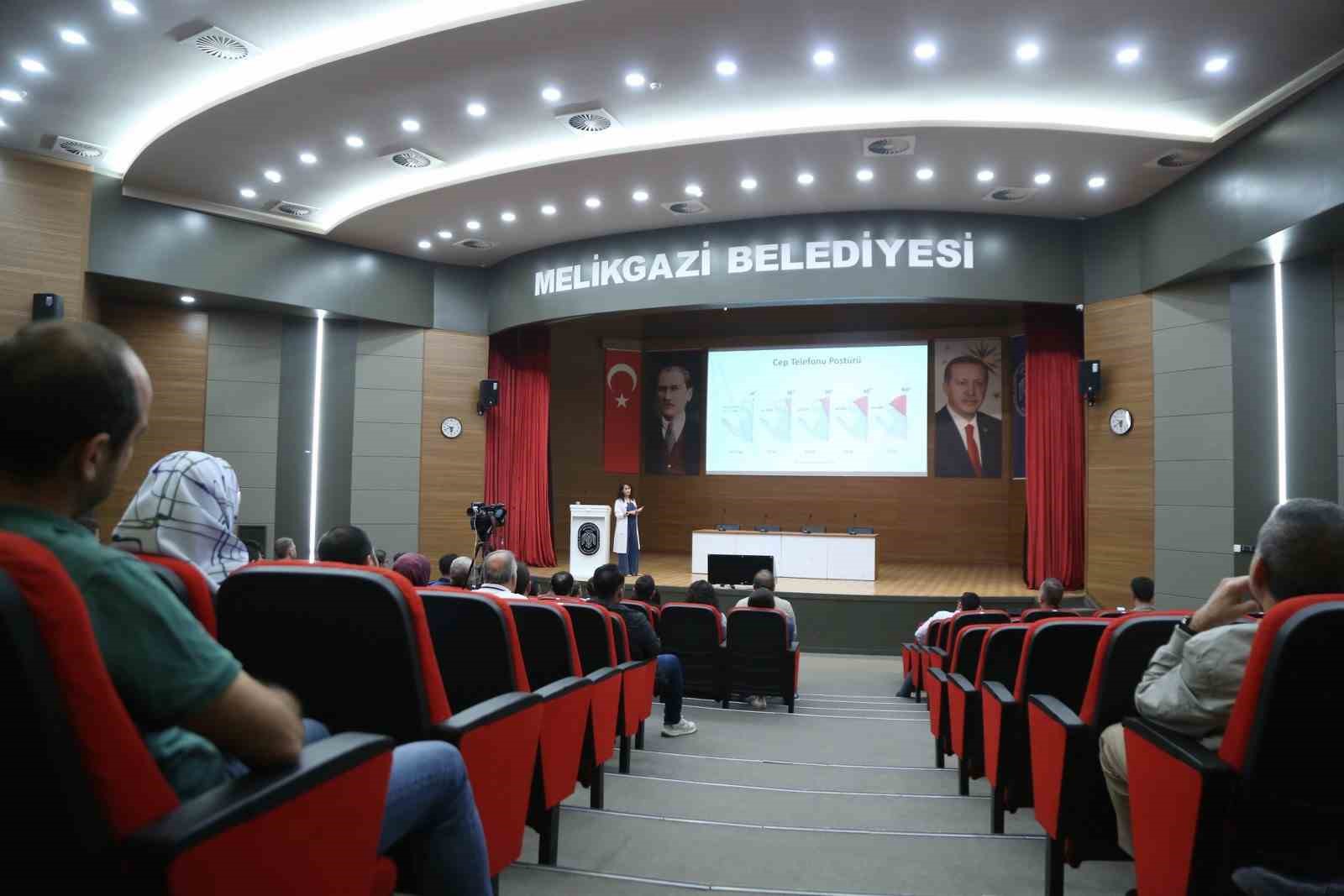 Melikgazi&rsquo;de duruş bozuklukları ve ofis egzersizleri eğitimi verildi
