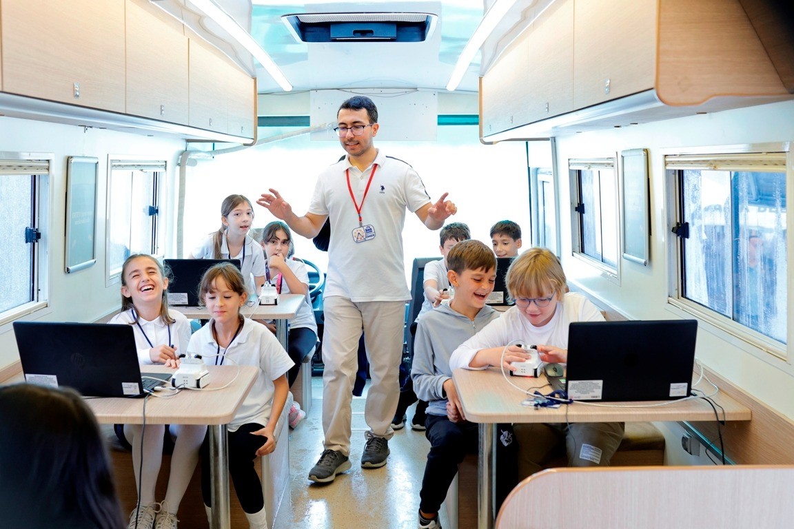 DenizTemiz TURMEPA Mavi Nefes Eğitim Otob&uuml;s&uuml; Ayvalık&rsquo;ta
