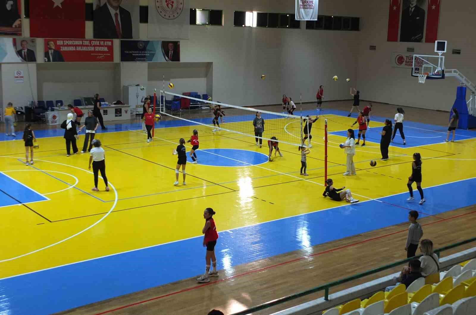 Burhaniye’de ’Annemle Voleybol Oynuyorum’ turnuvası başladı