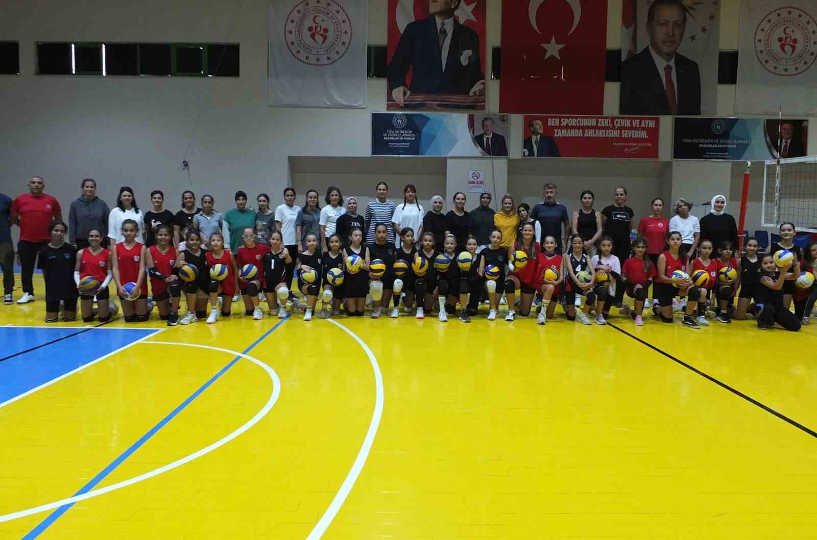 Burhaniye&rsquo;de &rsquo;Annemle Voleybol Oynuyorum&rsquo; turnuvası başladı
