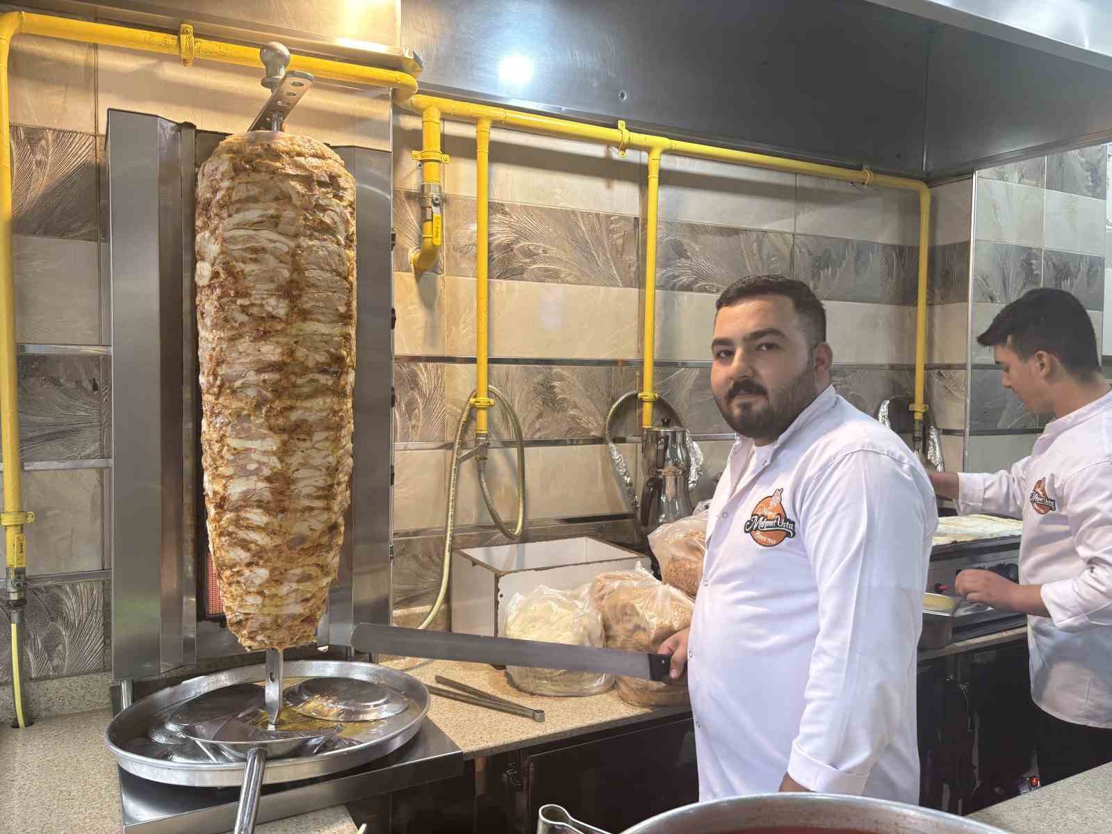 Elektrikli bisiklet yemek yiyenlerin arasına daldı: İşletme sahibi o anları anlattı