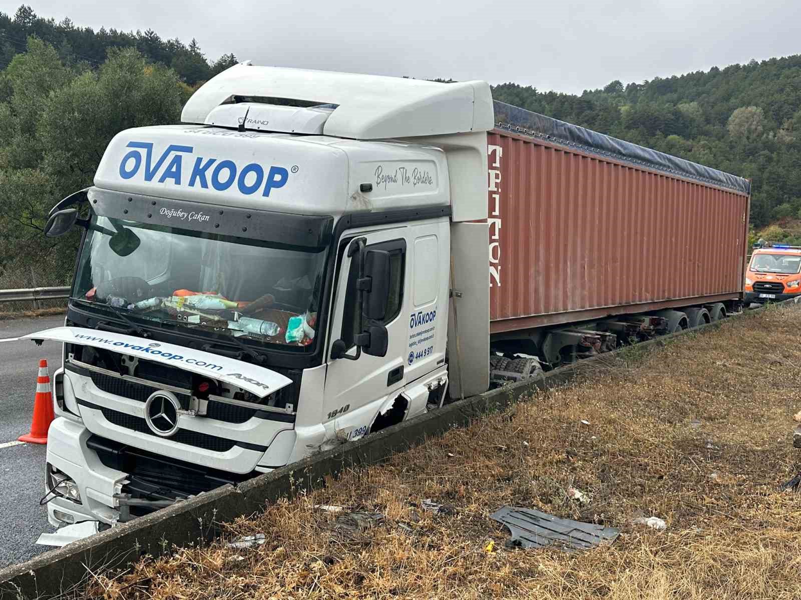 TEM’de tır bariyerlere çarptı: 1 yaralı