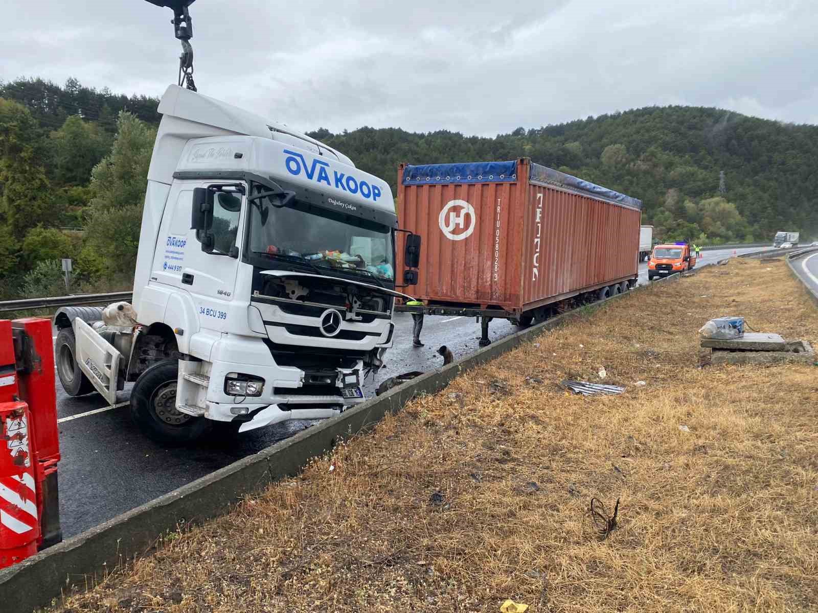 TEM&rsquo;de tır bariyerlere &ccedil;arptı: 1 yaralı
