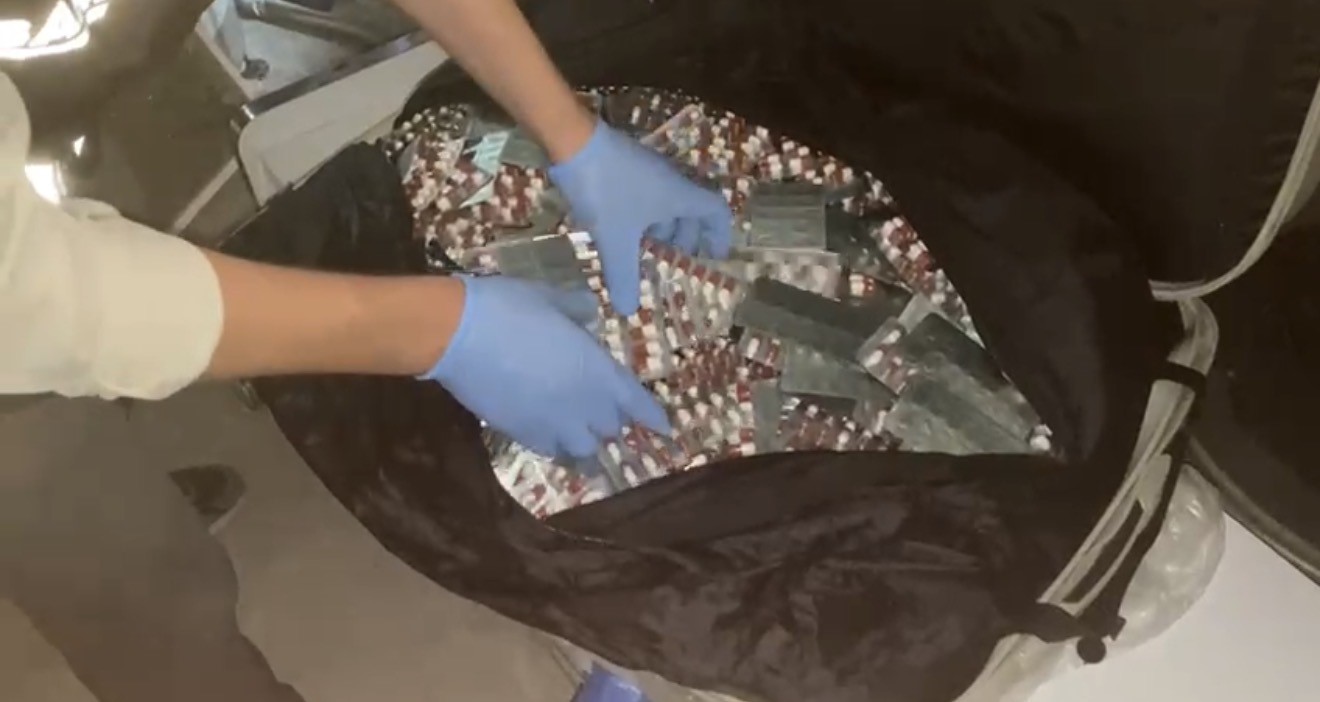 Samsun’da depodaki valizde 20 bin sentetik ecza ele geçirildi