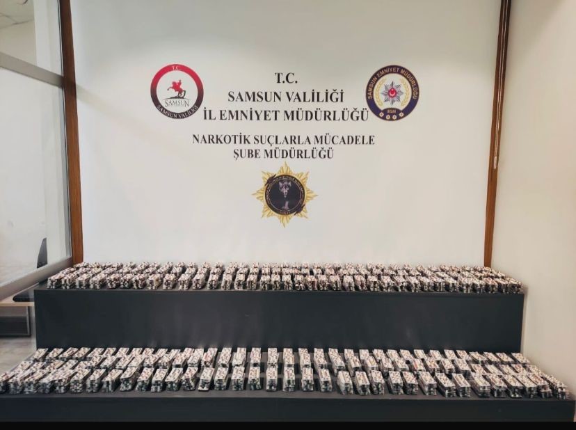 Samsun&rsquo;da depodaki valizde 20 bin sentetik ecza ele ge&ccedil;irildi
