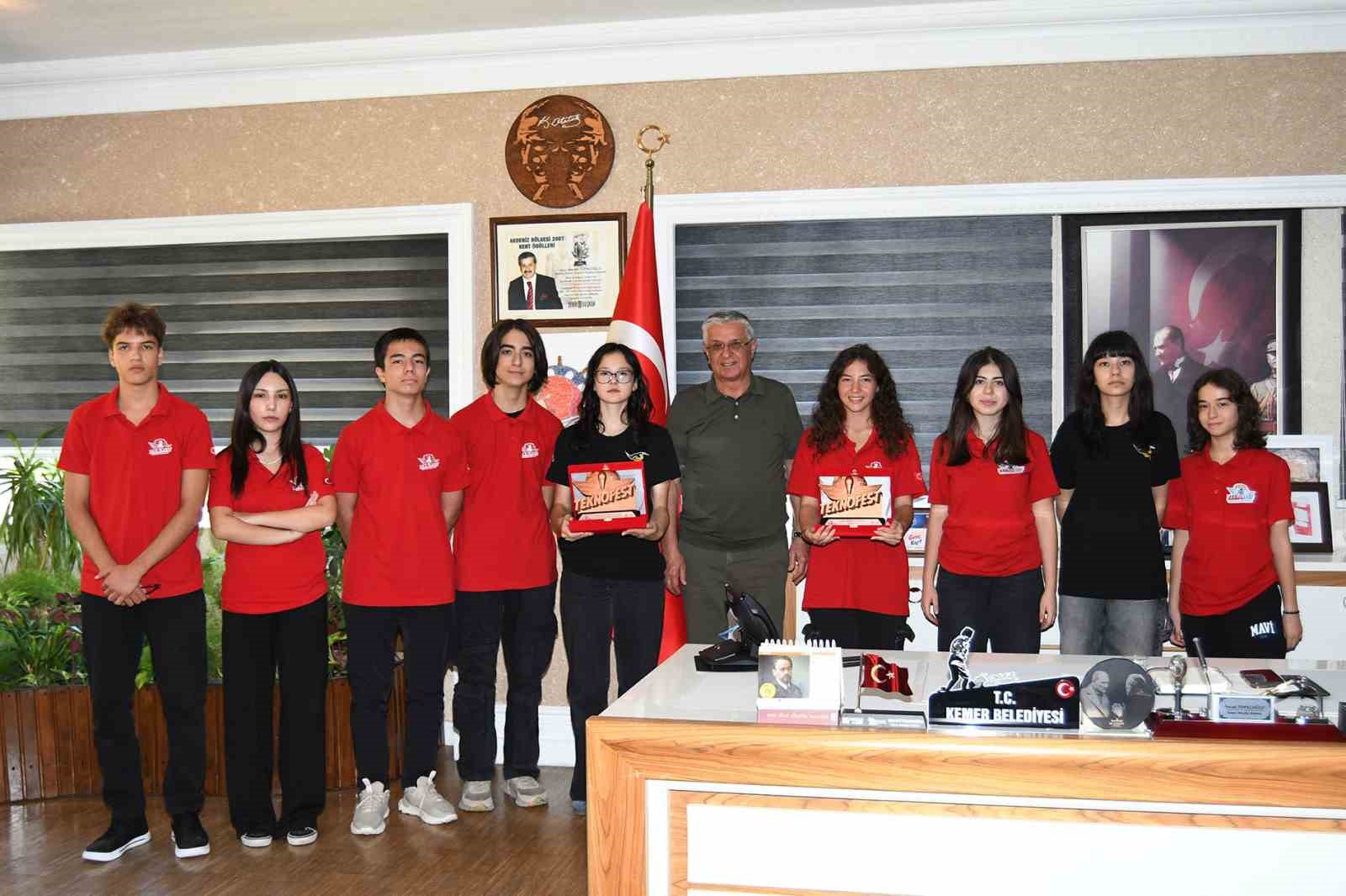 Başarılarını Başkan Topaloğlu ile paylaştılar
